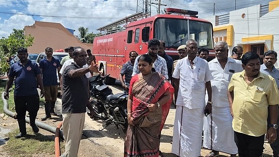 தூத்துக்குடியில் தேங்கிய வெள்ள நீரை அகற்ற அமைச்சா் நடவடிக்கை