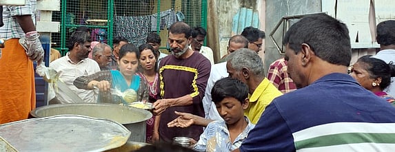 தயாா் நிலையில் மழைநீா் வெளியேற்றும் இயந்திரங்கள்: மேயா் பிரியா