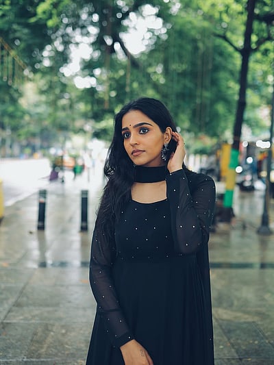 மழை மேடையில்... பவித்ரா! 