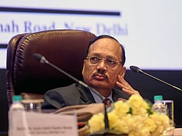 ‘நீதித் துறையில் ஊழல்’: என்சிஇஆா்டி பாடப் பிரிவுக்கு தலைமை நீதிபதி கடும் ஆட்சேபம்!
தாமாக முன்வந்து விசாரணை!!