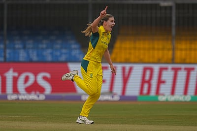 மகளிர் உலகக் கோப்பை: இங்கிலாந்துக்கு எதிராக ஆஸி. பந்துவீச்சு! 