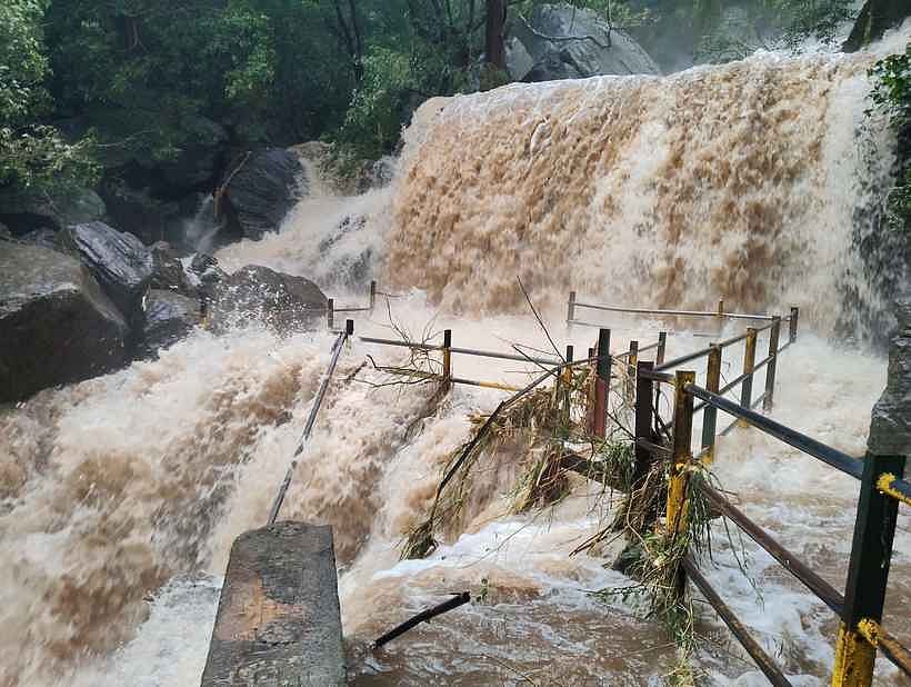 சுருளி அருவியில் 6-ஆவது நாளாக வெள்ளப் பெருக்கு