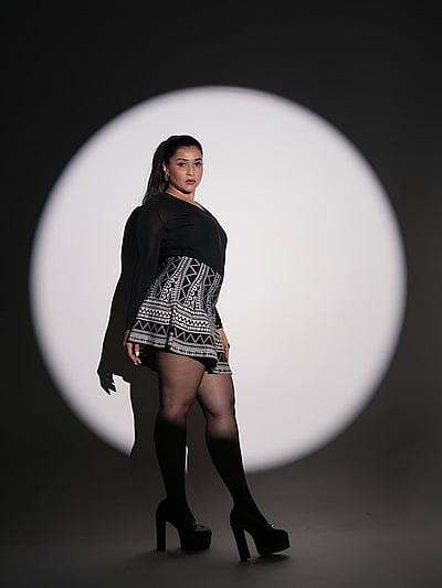 நிழலுடன் நிஜம்... மன்னாரா சோப்ரா 