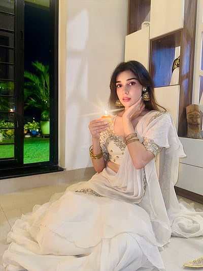 தீப ஒளியில்... ஈஷா சிங்! 