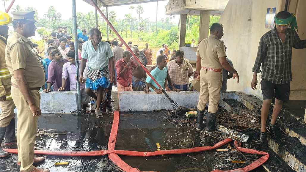 கொங்கணாபுரம் அருகே பட்டாசு குடோனில் தீ விபத்து