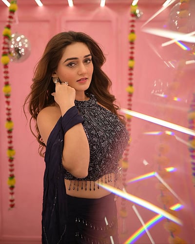 ஒளி நடனம்... தான்யா சர்மா! 