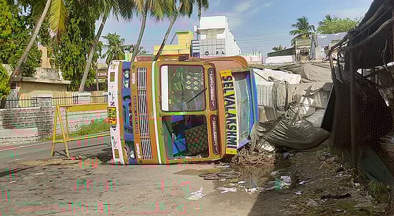 பவானியில் சாலையோரத்தில் கவிழ்ந்த லாரி