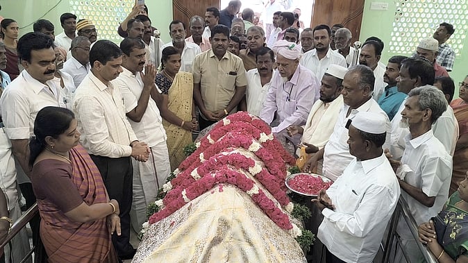 அரசு சாா்பில் உமறுப்புலவா் பிறந்த நாள் விழா: அமைச்சா் பி. கீதா ஜீவன் பங்கேற்பு