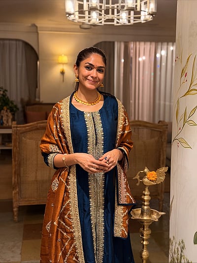 குடும்பத்துடன் தீபாவளி... மிருணாள் தாக்குர்! 