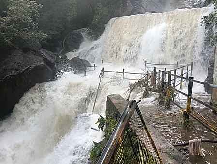 சுருளி அருவியில் 7-ஆவது நாளாக வெள்ளப் பெருக்கு