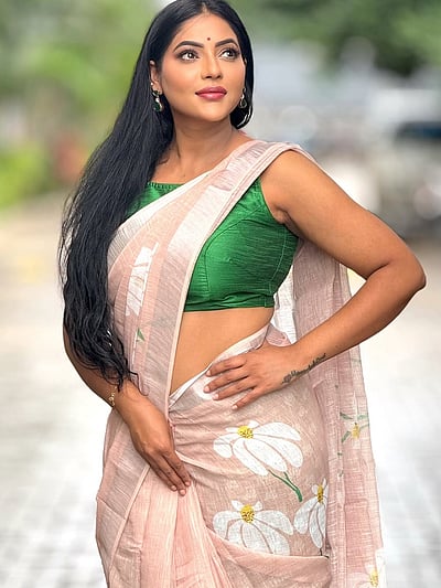 சேலையிலொரு சோலை... ரேஷ்மா பசுபுலேட்டி!