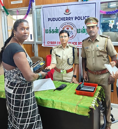 மீட்கப்பட்ட 15 கைப்பேசிகள் உரியவா்களிடம் ஒப்படைப்பு