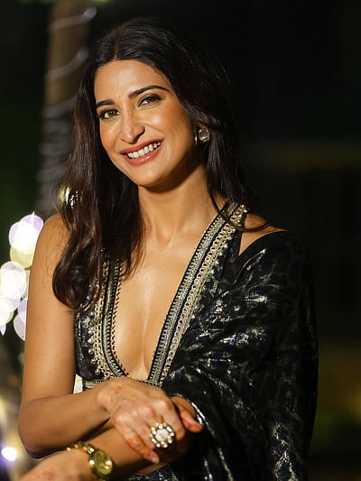 கறுப்பு உறையிலிட்டு... அஹானா கும்ரா!