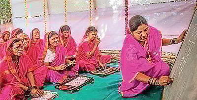 பாட்டிகள் படிக்கும் பள்ளி