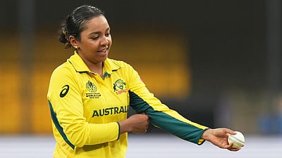 பந்துவீச்சில் அசத்திய அலானா கிங்; 97 ரன்களுக்கு ஆட்டமிழந்த தென்னாப்பிரிக்கா!