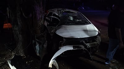 தூத்துக்குடி கடற்கரை சாலையில் கார் மரத்தில் மோதியதில் மருத்துவர்கள் 3 பேர் பலி!