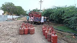 கள்ளச்சந்தையில் சமையல் எரிவாயு உருளைகளை விற்றால் கடும் நடவடிக்கை