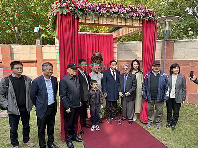 சீனா: பெய்ஜிங் இந்திய தூதரகத்தில் ரவீந்திரநாத் தாகூா் சிலை திறப்பு!