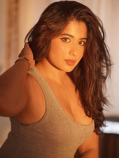 திறந்த விழிகளில்... நிகிதா சர்மா!