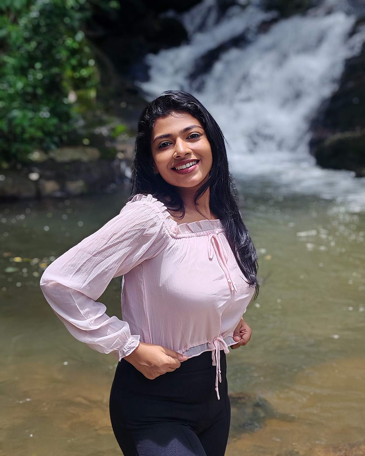 குறிஞ்சி நிலத்தில் குறும்பு... ஸ்வேதா குமார்!