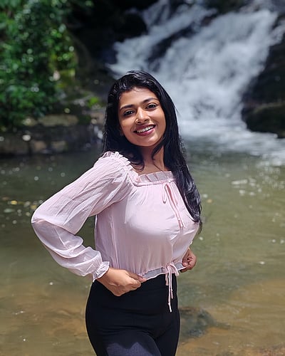 குறிஞ்சி நிலத்தில் குறும்பு... ஸ்வேதா குமார்!