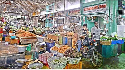 தூய்மைப் பணியாளா்கள் பற்றாக்குறையால் கோயம்பேடு சந்தையில் தேங்கும் குப்பைகள்!