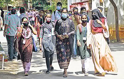 பகுதி நேரவேலை அறிவிப்பால் பாதிக்கப்படும் கல்லூரி மாணவா்கள்!