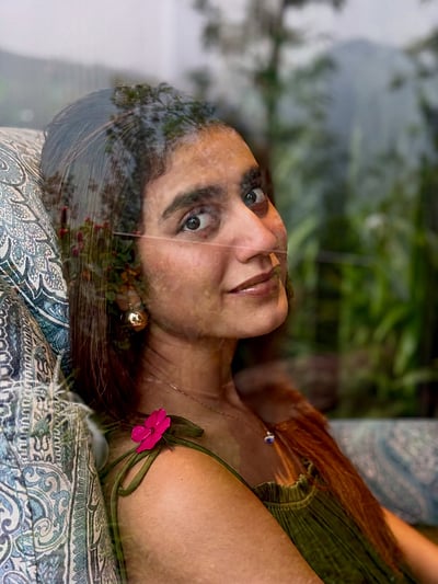 மந்தாரப்பூ... பிரியா பிரகாஷ் வாரியர்!