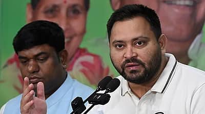 பஞ்சாயத்து ஊழியர்களுக்கு ஓய்வூதியம், காப்பீடு: தேஜஸ்வியின் தேர்தல் வாக்குறுதிகள்!