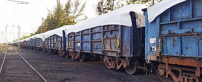 ரயில் சரக்கு போக்குவரத்து: நடப்பு நிதியாண்டில் 100 கோடி டன்னை கடந்து சாதனை