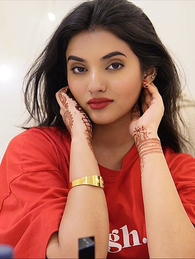 சிவப்பு எனக்குப் பிடிக்கும்... நேகா சர்மா! 