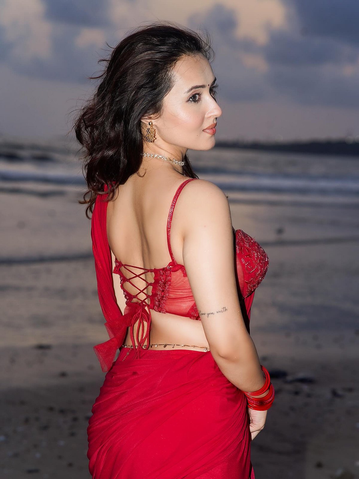 ரோசா பூப்போல... வர்ஷா!