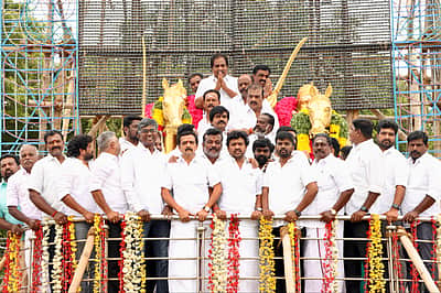 மருதுபாண்டியா்களின் 224-வது குருபூஜை: அரசியல் கட்சியினா் மாலை அணிவித்து மரியாதை!