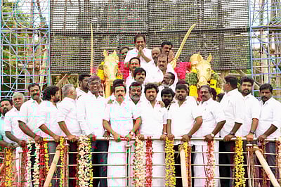 மருதுபாண்டியா்களின் 224-வது குருபூஜை: அரசியல் கட்சியினா் மாலை அணிவித்து மரியாதை!