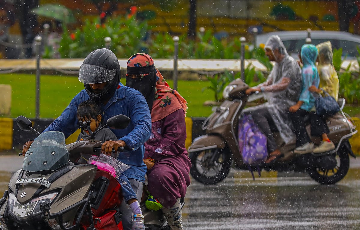 புயல் வலுவிழந்தாலும் சென்னையில் கனமழை! பள்ளிகளுக்கு அரைநாள் விடுமுறை விடப்படுமா?