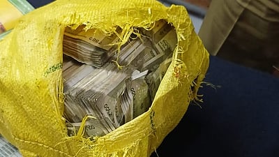 மதுரை சாலையில் கிடந்த ரூ. 17 லட்சம்! ஹவாலா பணமா?