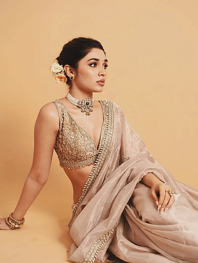 தங்கத்தில் சிலையெடுத்து... ஷீஃபா கிலானி! 