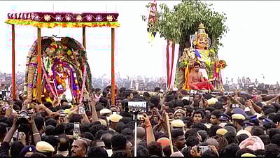 பல லட்சம் பக்தா்களின் அரோகரா கோஷம் முழங்க திருச்செந்தூரில் சூரசம்ஹாரம்