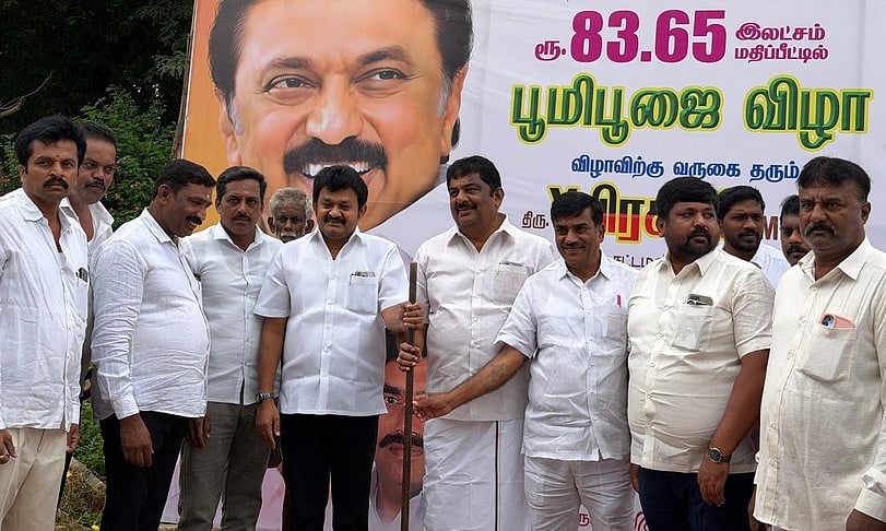 தளி தொகுதியில் ரூ. 83 லட்சத்தில்
தாா்சாலை அமைக்க பூமி பூஜை