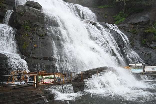 குற்றாலம் அருவிகளில் வெள்ளப்பெருக்கு:
குளிக்கத் தடை