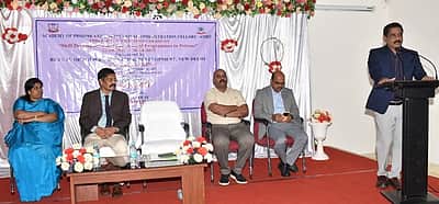 கைதிகளுக்கு மறுவாழ்வு அளிக்கும் ஒளிவிளக்காக சிறை அதிகாரிகள் இருக்க வேண்டும்