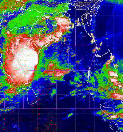 காக்கிநாடாவுக்கு அருகில் கரையைக் கடக்கத் தொடங்கிய ‘மோந்தா' புயல்! 
