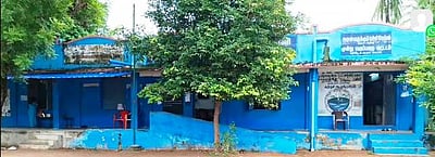 கூடுதல் கட்டடம் கோரி மாணவா்களை பள்ளிக்கு அனுப்பாத பெற்றோா்!