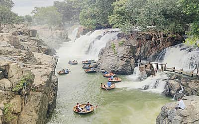 ஒகேனக்கலில் குளிக்க, பரிசல் இயக்க அனுமதி