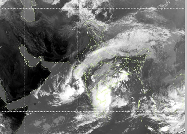 மணிக்கு 15 கி.மீ வேகத்தில் நகரும் மோந்தா புயல்!