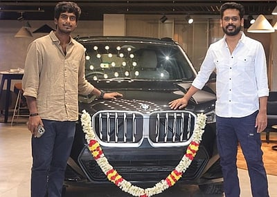 டூரிஸ்ட் ஃபேமிலி இயக்குநருக்கு சொகுசுக் கார் பரிசு! 