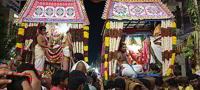 திருச்செந்தூரில் சுவாமி திருக்கல்யாணம்! பக்தா்கள் மொய் எழுதி தரிசனம்!