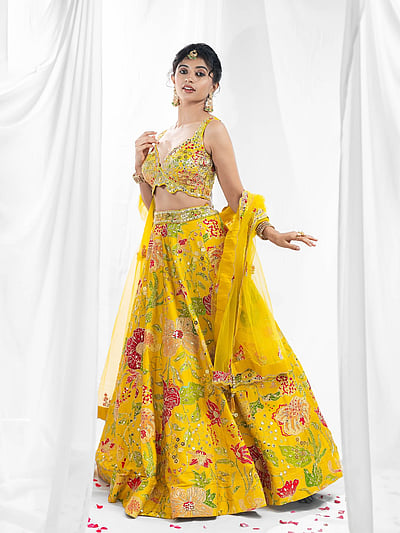 இதழ் மூடிய வார்த்தையில் மௌனம்... ஹரிஜா!