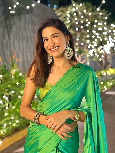 இரவுக்கும் நிலவுக்கும் வேலை வைத்தாய்... அஹானா கும்ரா!