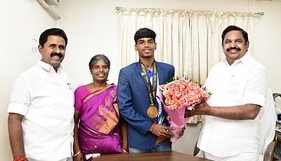 கபடி போட்டியில் தங்கம்! அபினேஷுக்கு ரூ. 1 லட்சம் பரிசு வழங்கி பாராட்டிய எடப்பாடி பழனிசாமி!